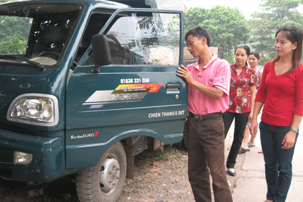  Ngoài số tiền 9 triệu đồng do Nhà nước hỗ trợ chuyển đổi phương tiện làm ăn, gia đình anh Tăng Đức Thành, tổ 7, phường Cam Giá (T.P Thái Nguyên) đã đầu tư mua chiếc xe ô tô tải gần 200 triệu đồng để chuyên chở thuê.