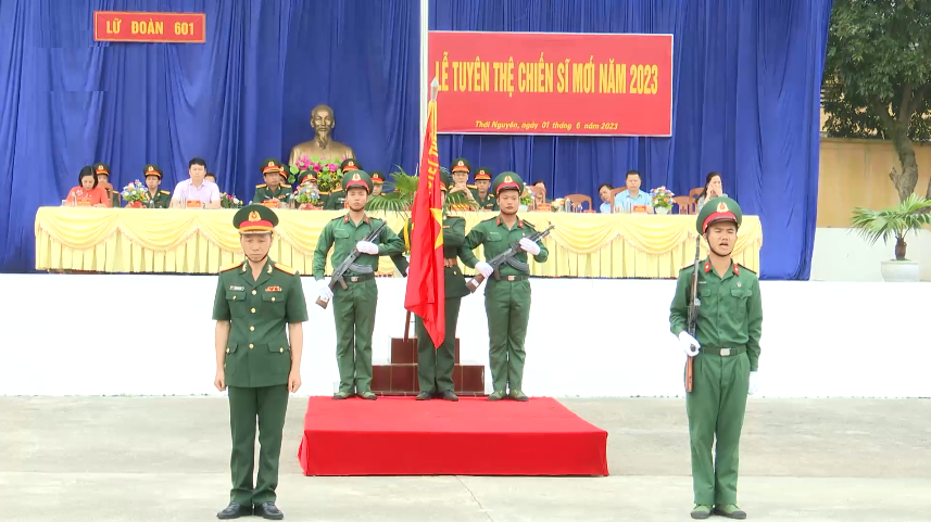 Lãnh đạo thành phố Thái Nguyên dự lễ tuyên thệ chiến sỹ mới năm 2023 tại Lữ đoàn Thông tin 601